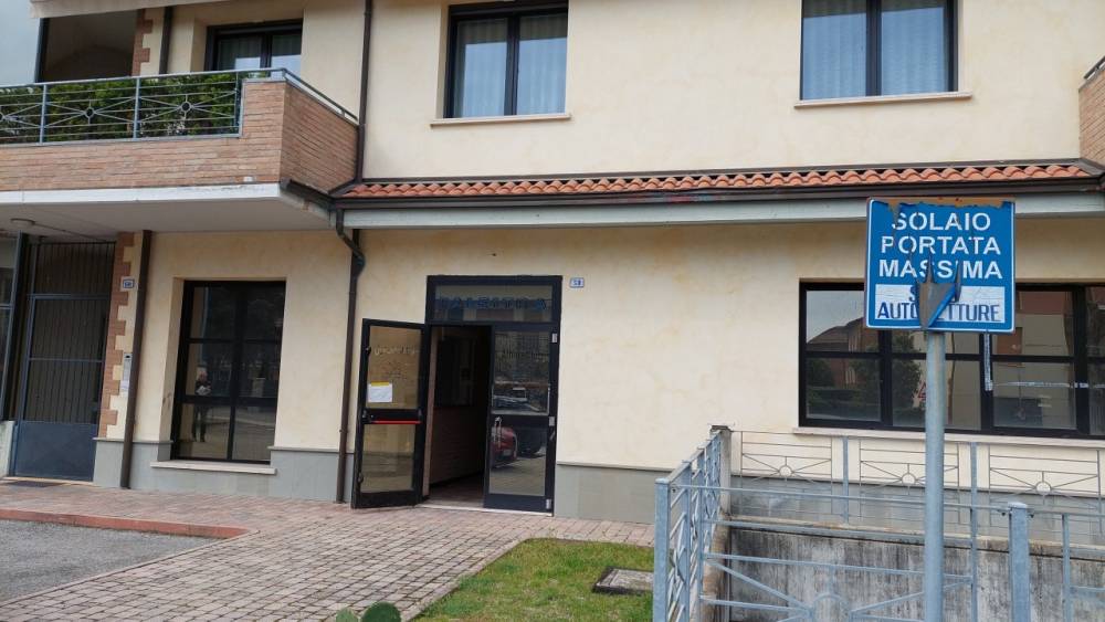 locale commerciale in vendita a Fiorano Modenese in zona Spezzano