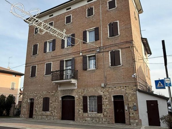intera palazzina in vendita a Formigine in zona Colombarone