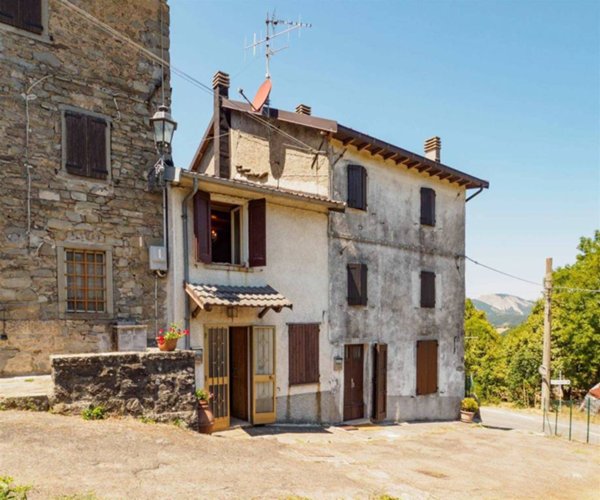 casa indipendente in vendita a Frassinoro in zona Fontanaluccia