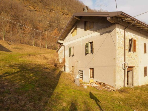 esavano in vendita a Frassinoro in zona Riccovolto