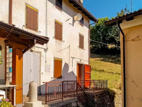 casa indipendente in vendita a Frassinoro in zona Piandelagotti