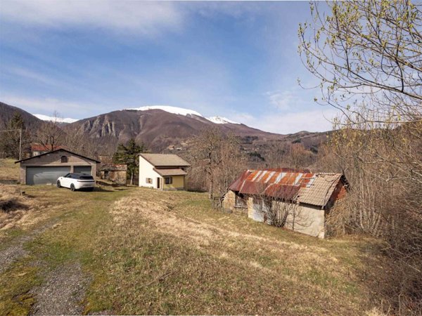 casa indipendente in vendita a Frassinoro in zona Fontanaluccia