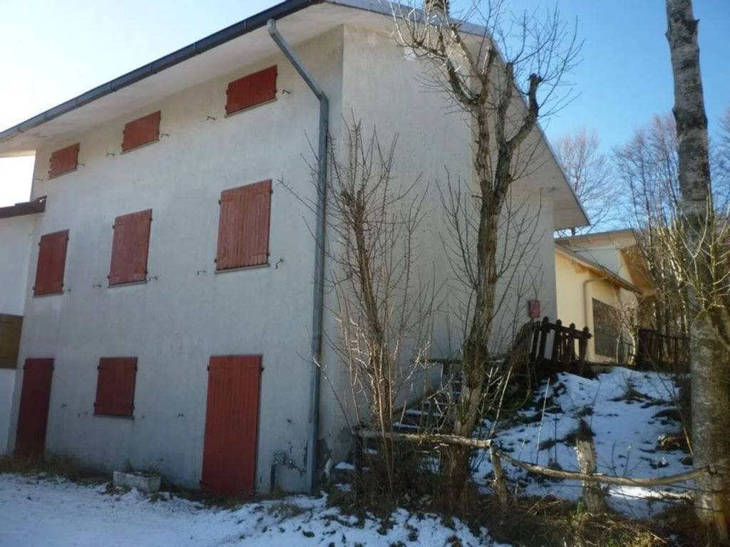 casa indipendente in vendita a Frassinoro in zona Piandelagotti