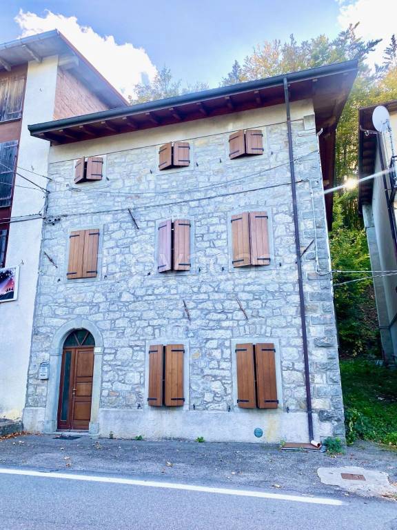 casa indipendente in vendita a Frassinoro in zona Piandelagotti