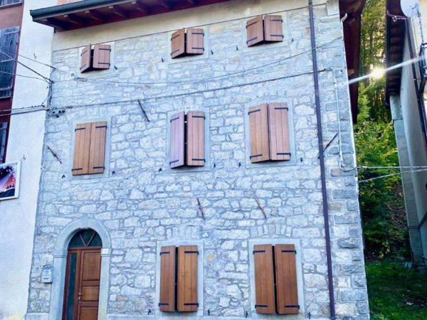 casa indipendente in vendita a Frassinoro in zona Piandelagotti