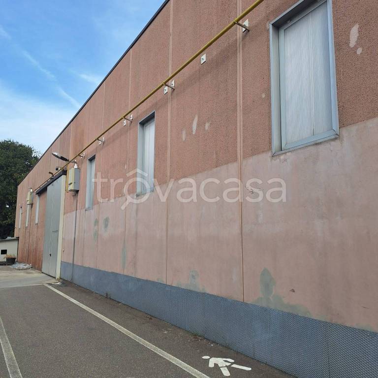 locale commerciale in vendita a Maranello