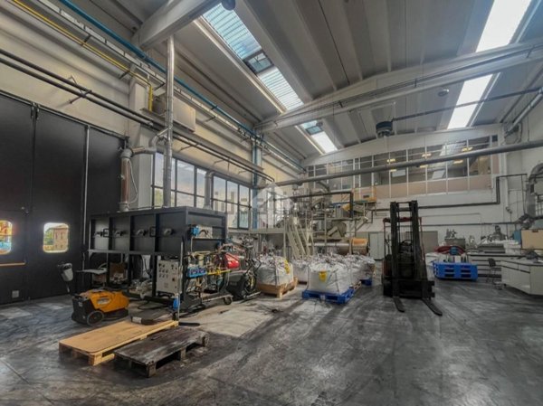 locale commerciale in vendita a Maranello
