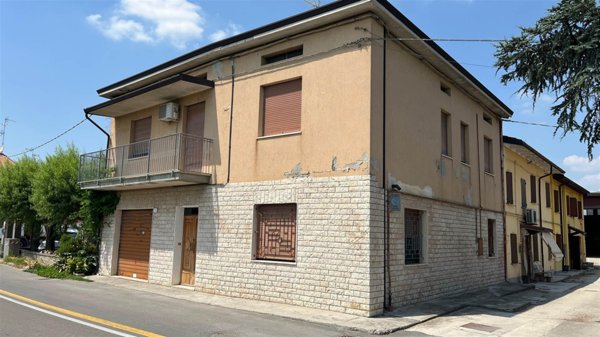 casa indipendente in vendita a Medolla in zona Villafranca