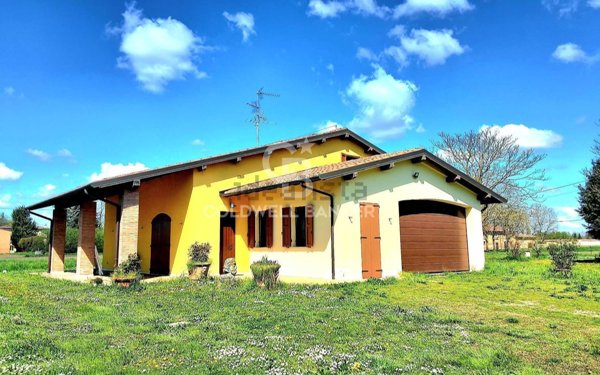 casa indipendente in vendita a Medolla in zona Villafranca