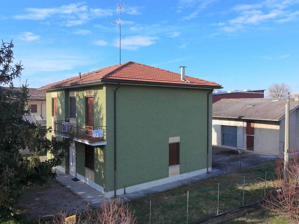 casa indipendente in vendita a Medolla in zona Villafranca