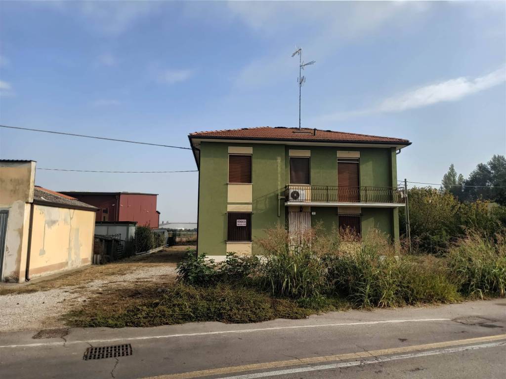 casa indipendente in vendita a Medolla in zona Villafranca