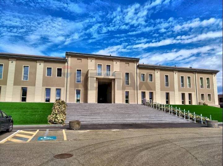 ufficio in vendita a Medolla in zona Villafranca