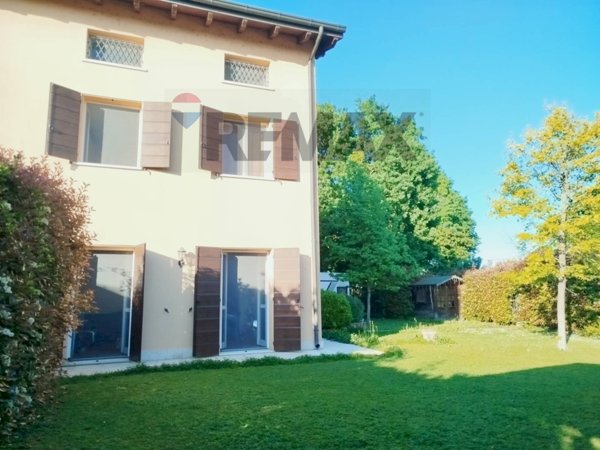 casa indipendente in vendita a Medolla in zona Villafranca