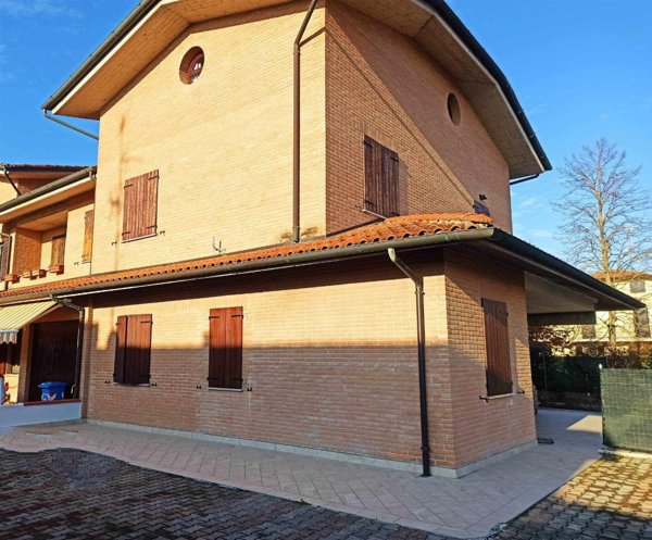 casa indipendente in vendita a Mirandola in zona Cividale