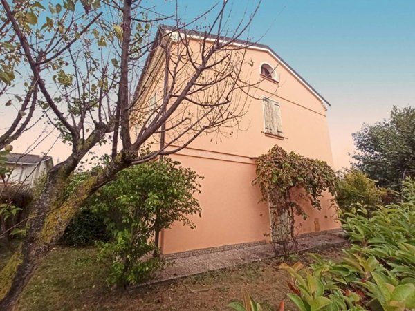 casa indipendente in vendita a Mirandola in zona San Martino Spino