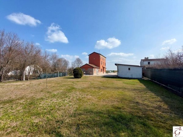 casa indipendente in vendita a Mirandola in zona San Martino Spino