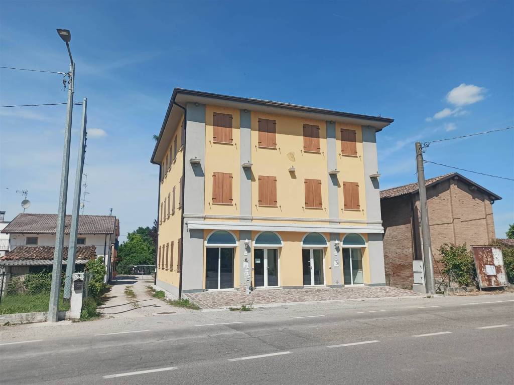 locale commerciale in vendita a Mirandola