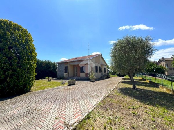 casa indipendente in vendita a Mirandola in zona Quarantoli