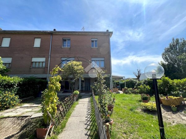 casa indipendente in vendita a Mirandola in zona San Giacomo Roncole