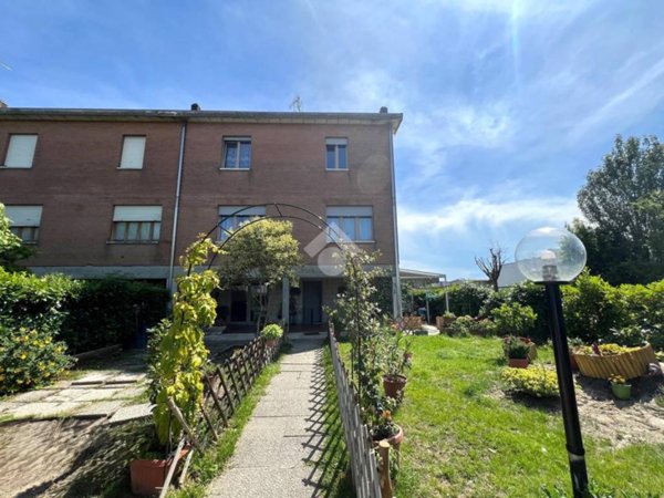 casa indipendente in vendita a Mirandola in zona San Giacomo Roncole