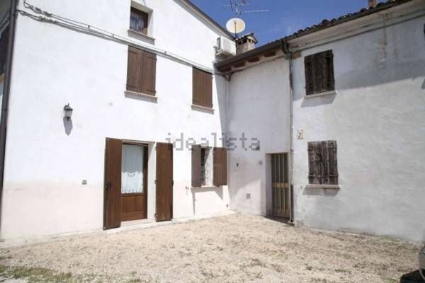 casa indipendente in vendita a Mirandola in zona Tramuschio