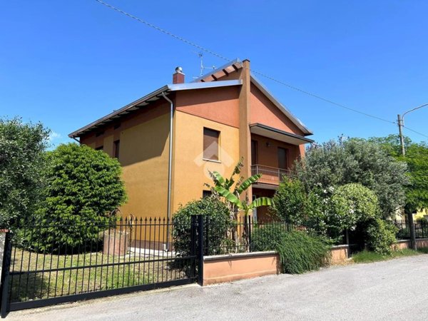 casa indipendente in vendita a Mirandola in zona Quarantoli