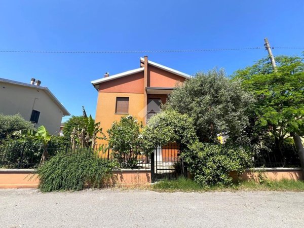 casa indipendente in vendita a Mirandola in zona Quarantoli
