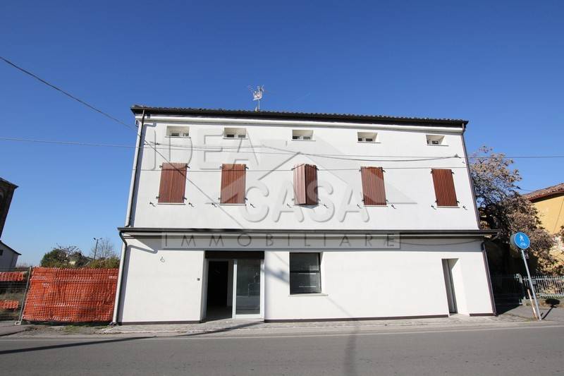 negozio in vendita a Mirandola in zona Tramuschio
