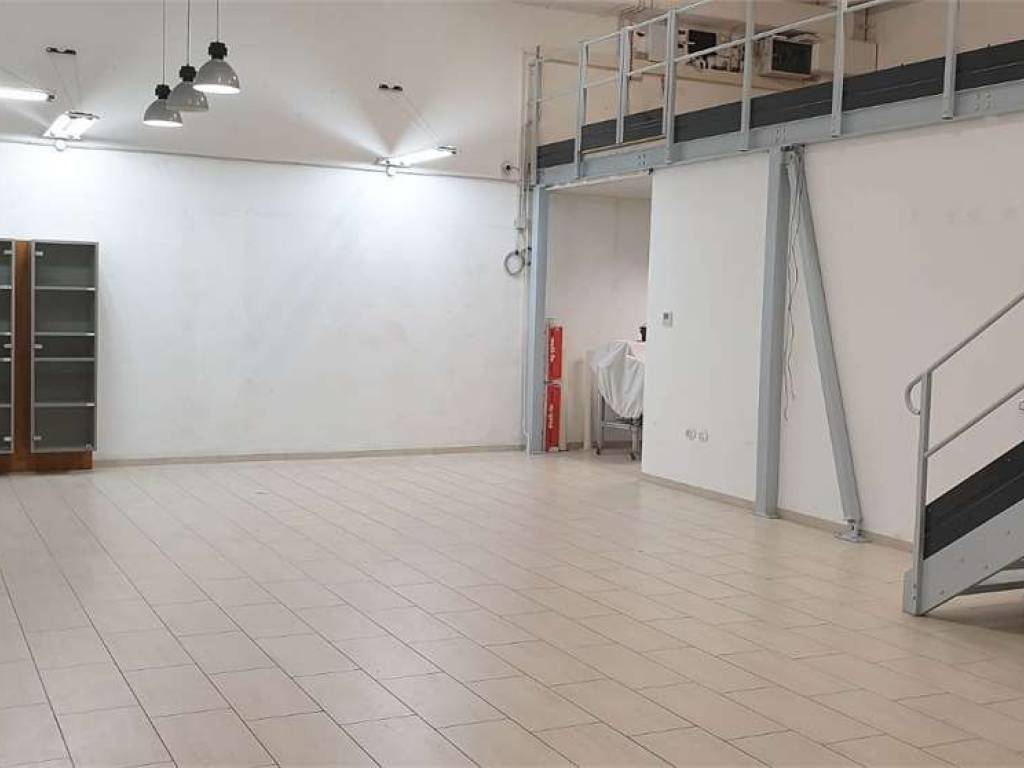 locale commerciale in vendita a Mirandola