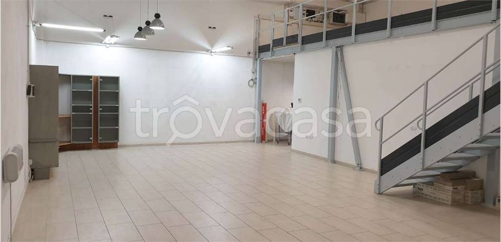 locale commerciale in vendita a Mirandola