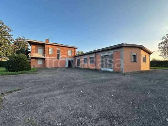 locale commerciale in vendita a Mirandola in zona San Giacomo Roncole