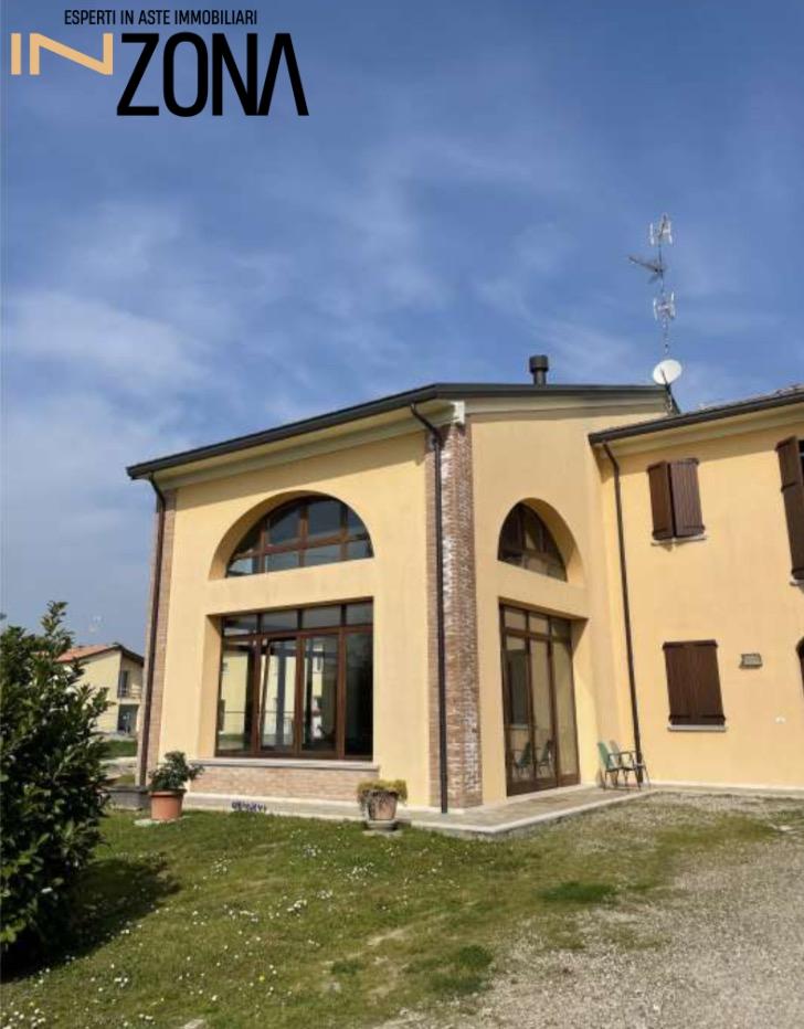 casa indipendente in vendita a Mirandola in zona Carano