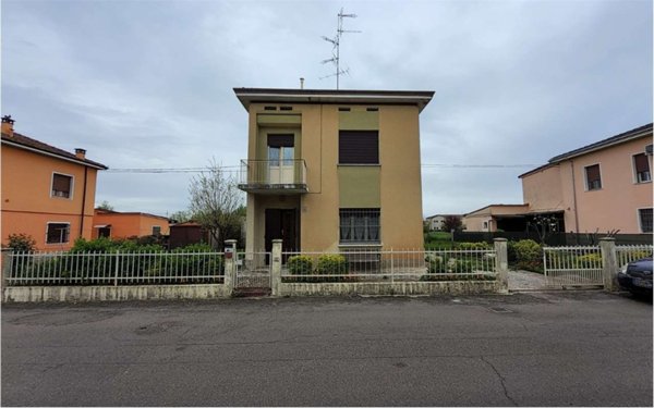 casa indipendente in vendita a Mirandola in zona Quarantoli