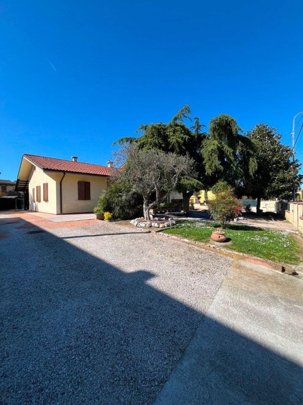 casa indipendente in vendita a Mirandola in zona Quarantoli