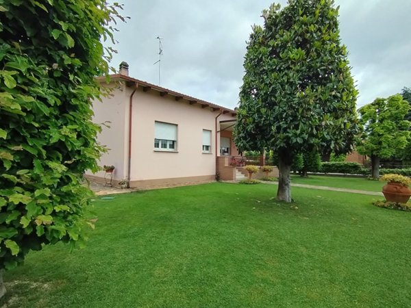 casa indipendente in vendita a Mirandola in zona Carano