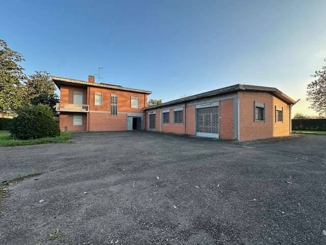 casa indipendente in vendita a Mirandola in zona San Giacomo Roncole