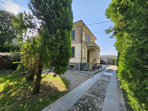 casa indipendente in vendita a Mirandola