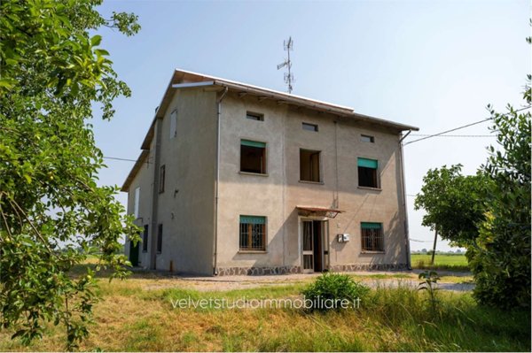 casa indipendente in vendita a Mirandola in zona Carano