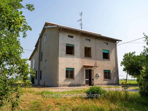casa indipendente in vendita a Mirandola in zona Carano