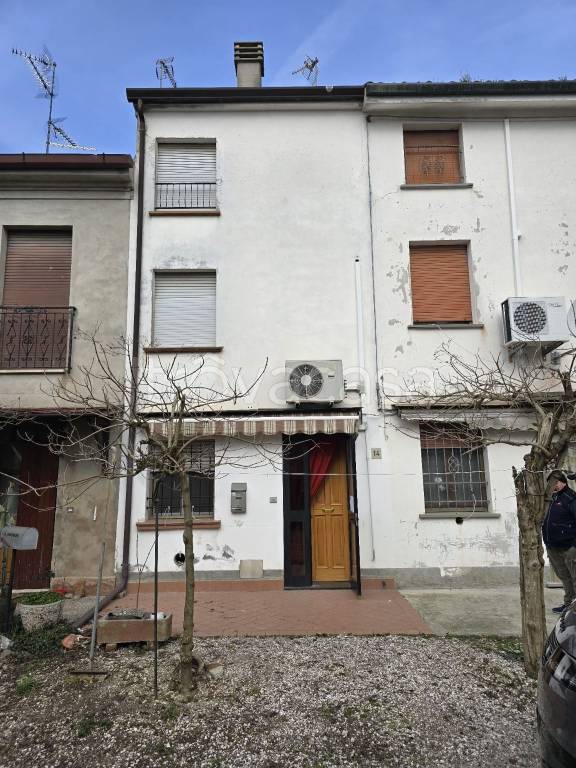 casa indipendente in vendita a Mirandola in zona San Martino Spino