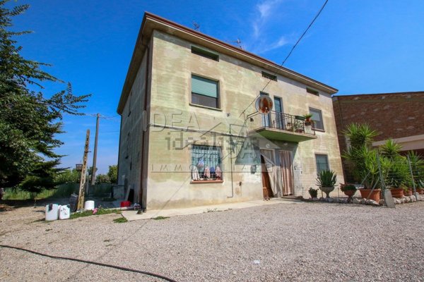casa indipendente in vendita a Mirandola in zona Gavello