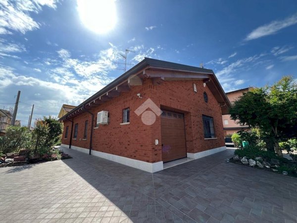 casa indipendente in vendita a Mirandola