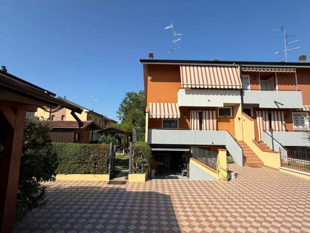 casa indipendente in vendita a Mirandola in zona Cividale