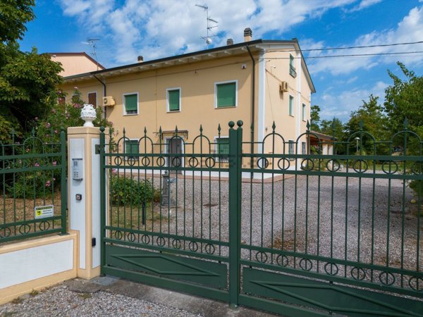 casa indipendente in vendita a Mirandola in zona Gavello