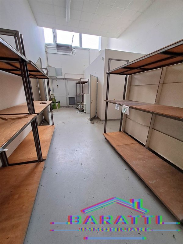 negozio in vendita a Mirandola