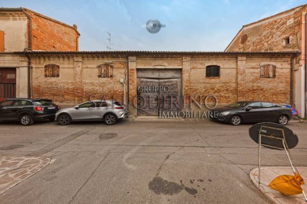 locale commerciale in vendita a Mirandola