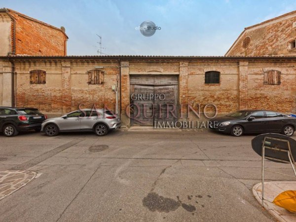 capannone in vendita a Mirandola