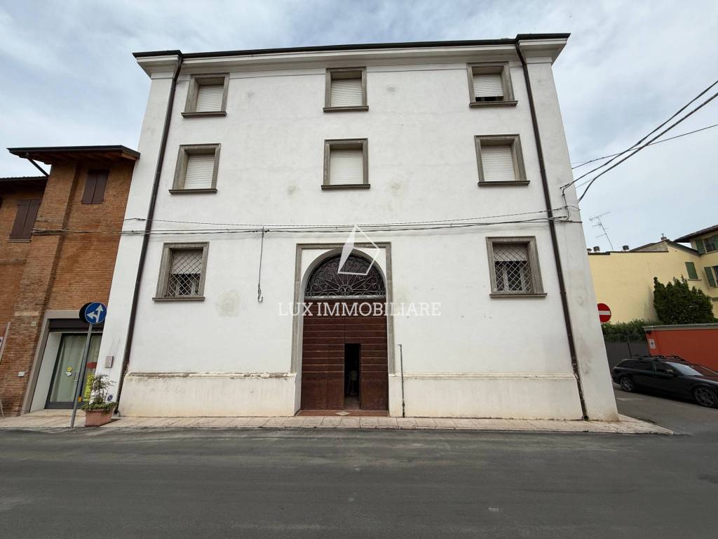 intera palazzina in vendita a Mirandola