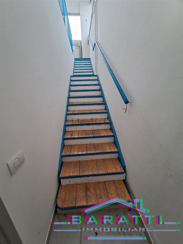 locale commerciale in vendita a Mirandola