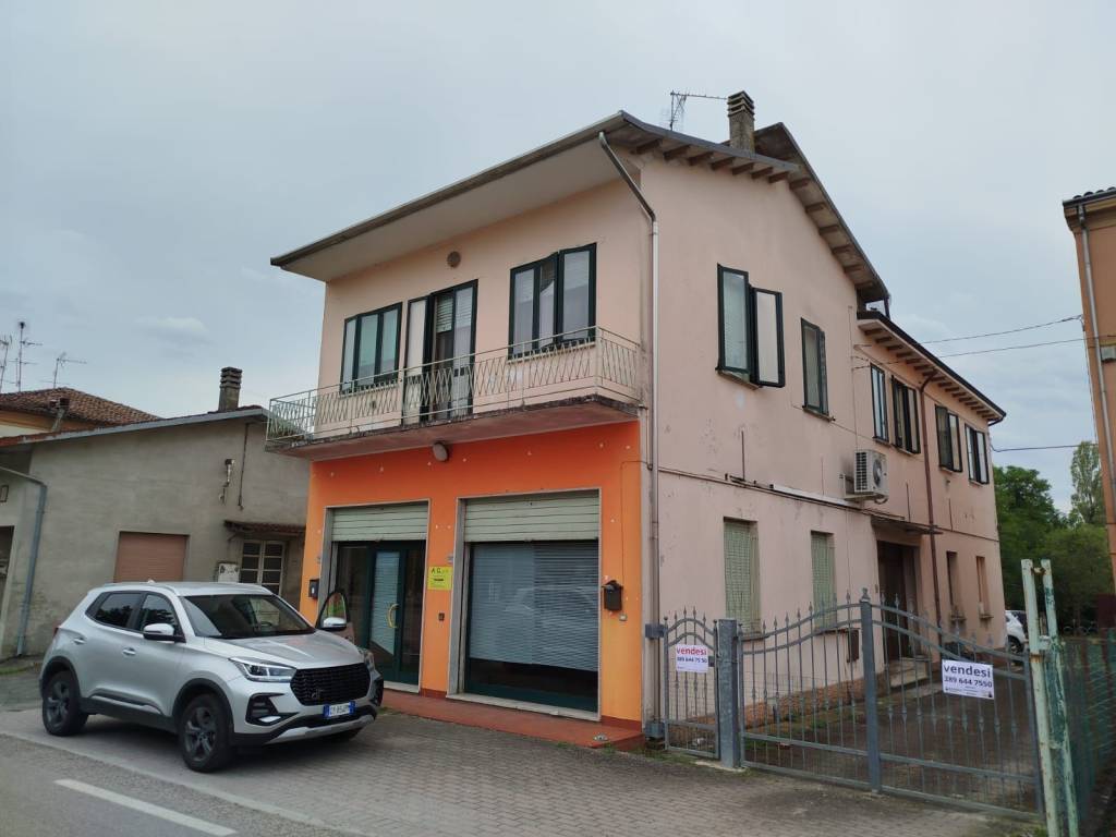 casa indipendente in vendita a Mirandola in zona San Martino Spino